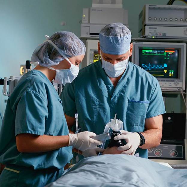 A group of surgeons performing an operation

Description automatically generated